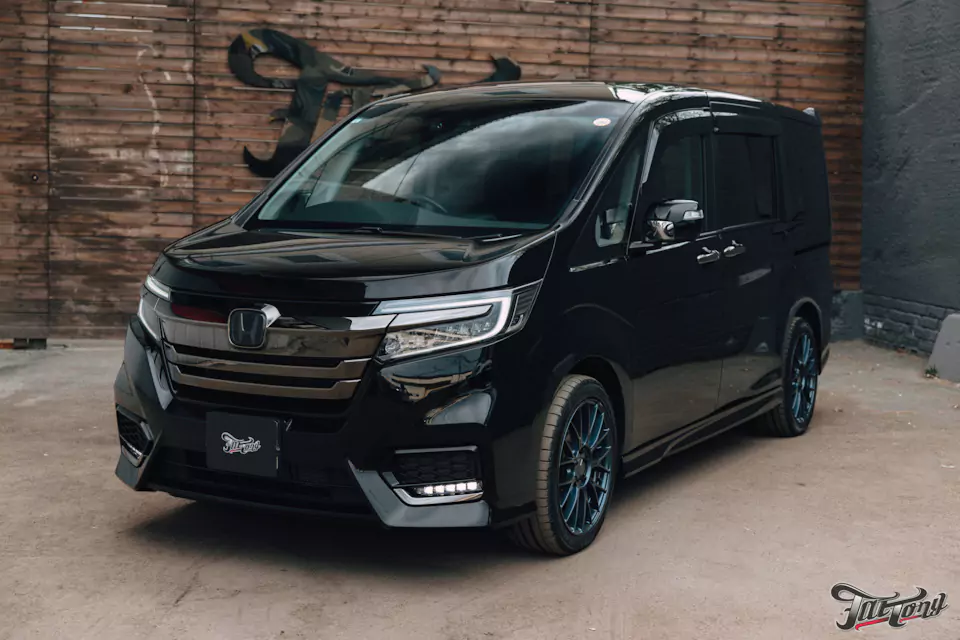 Забронировали Honda Stepwgn прозрачным глянцевым полиуретаном